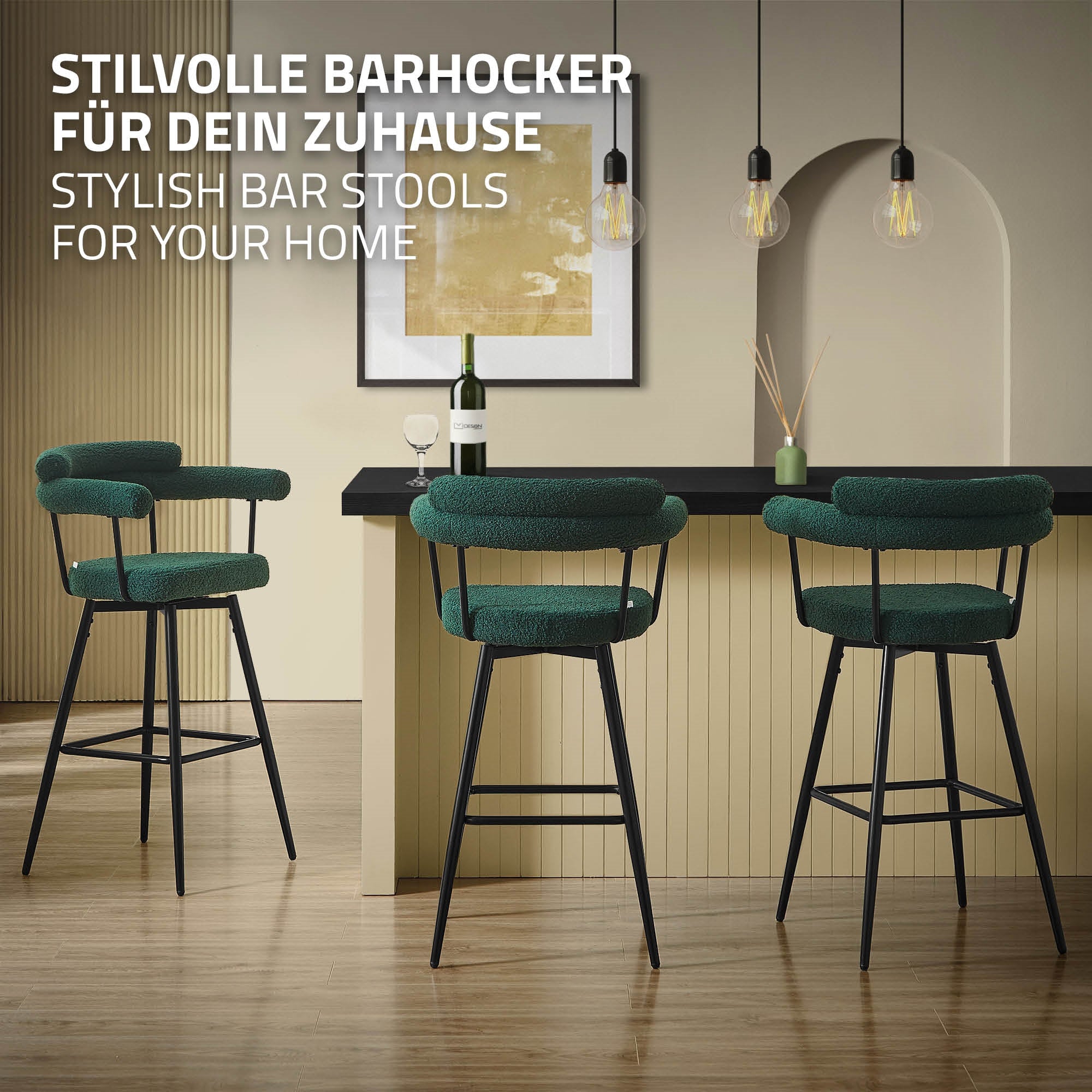 Drei stilvolle Barhocker in grünem Stoff vor einer Wand mit Holzverkleidung.