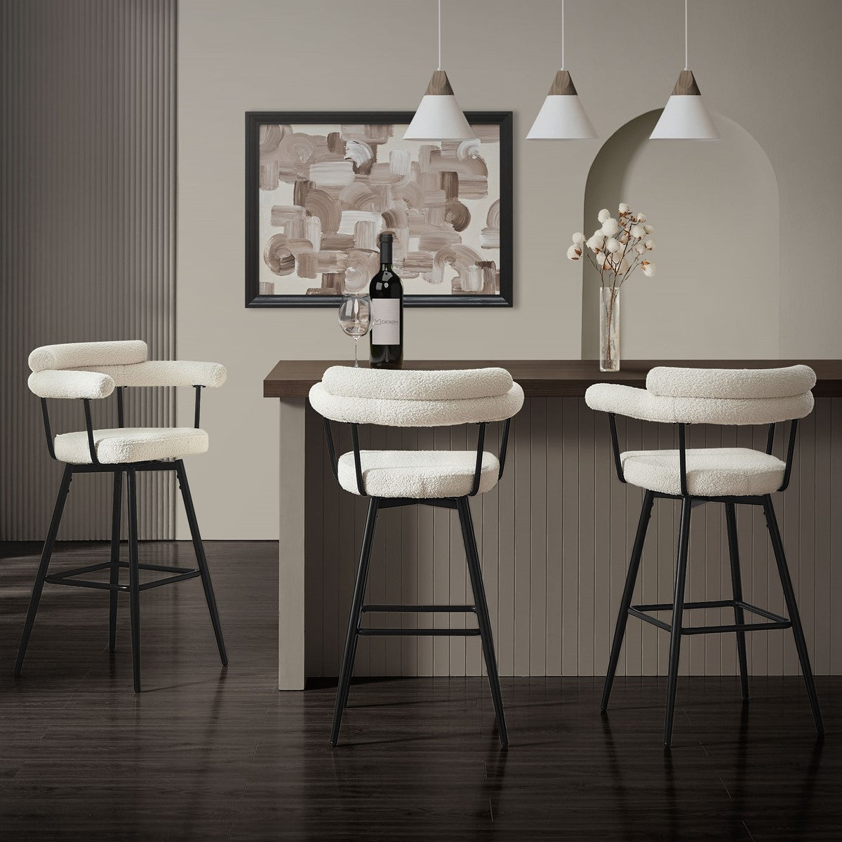 Drei beige Barhocker an einer Holzbar mit Weinflasche.