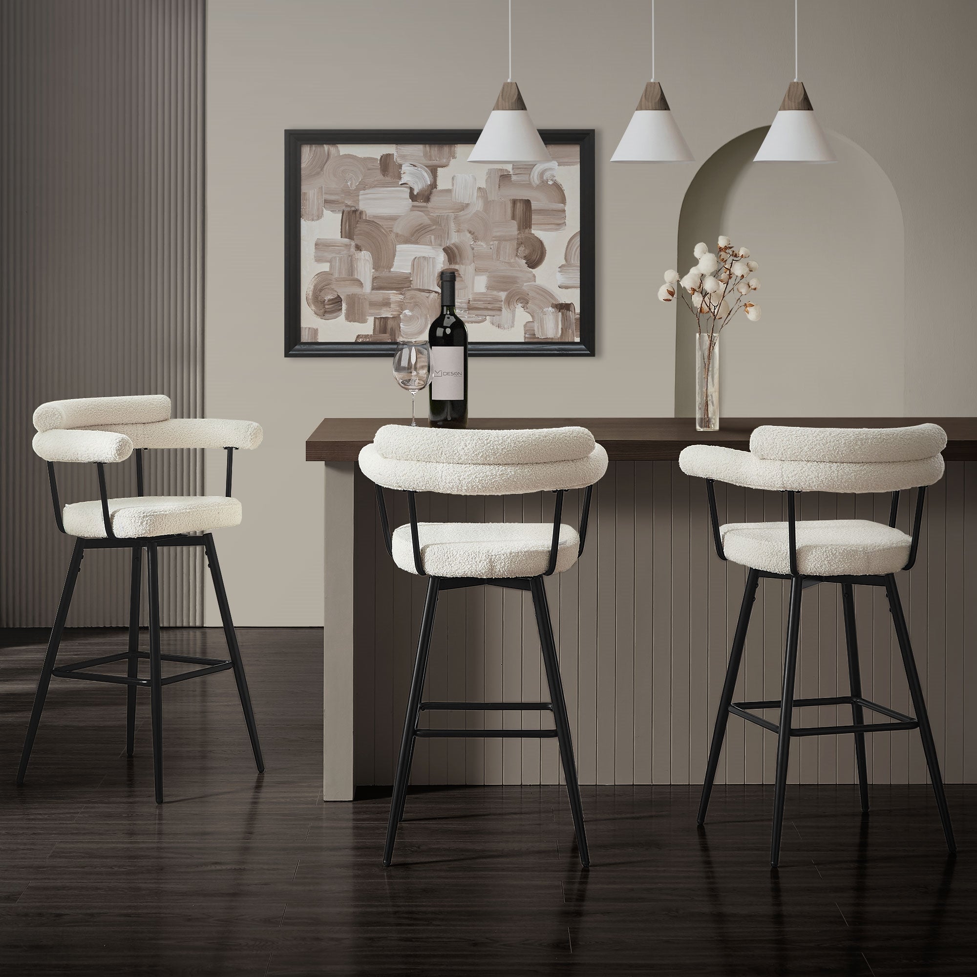 Drei beige Barhocker an einer Holzbar mit Weinflasche.