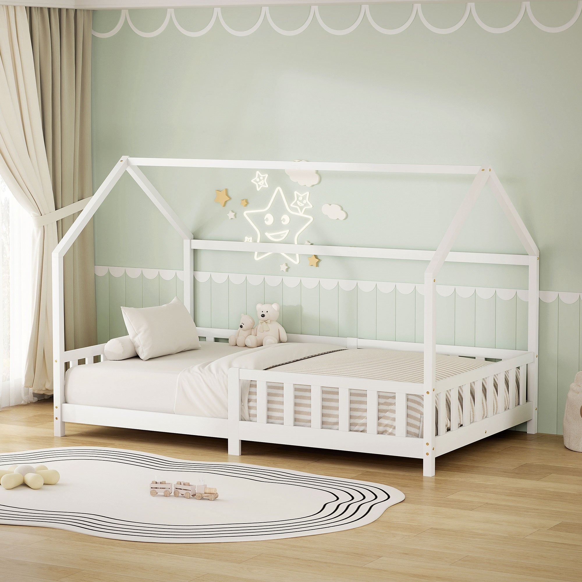 Weißes Bett im Kinderzimmer mit Kissen und Plüschtieren.
