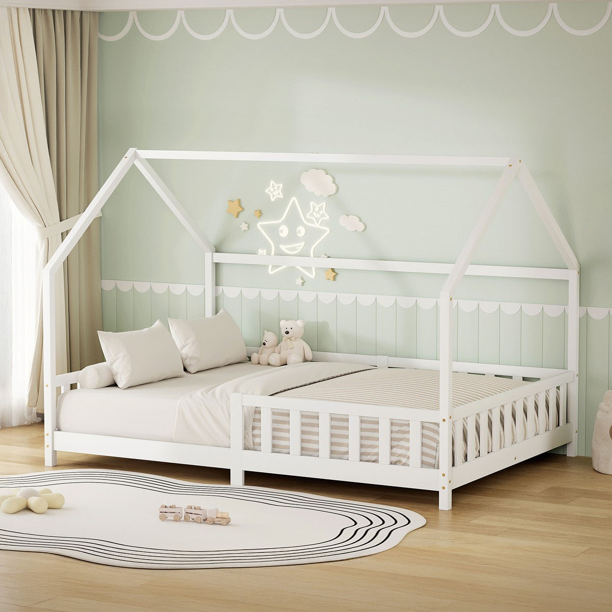 Kinderzimmer mit weißem Hausbett, Bettwäsche, Kuscheltieren, Spielzeug und mintgrüner Wand.