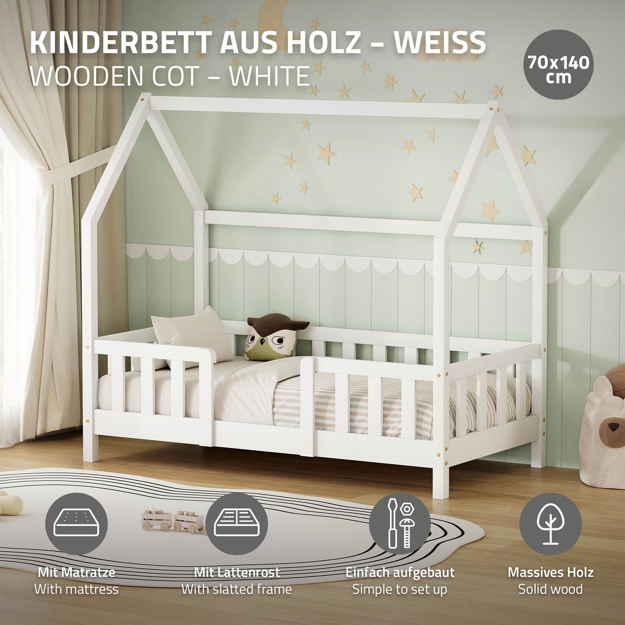 Ein Kinderbett aus Holz in Weiß mit Matratze und Lattenrost.