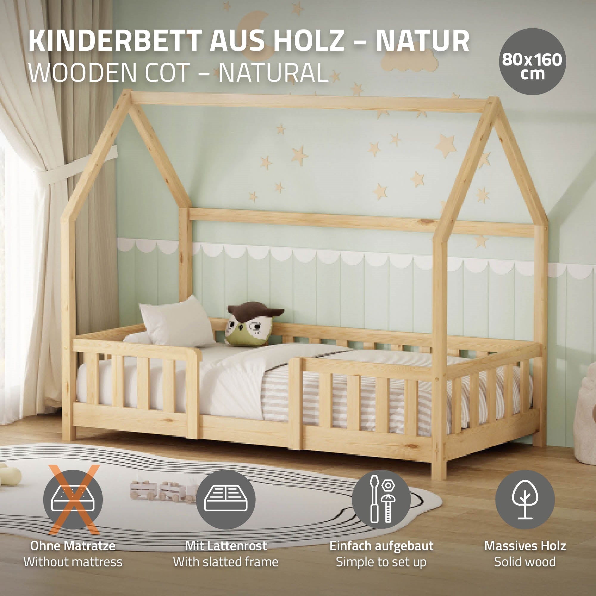 Letto per bambini in legno dal design naturale con forma di tetto e lati a griglia.