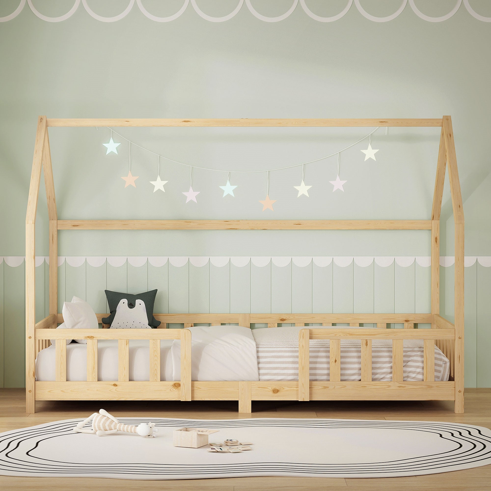 Holz-Kinderbett mit Sternenlichtern und gestreifter Bettwäsche.