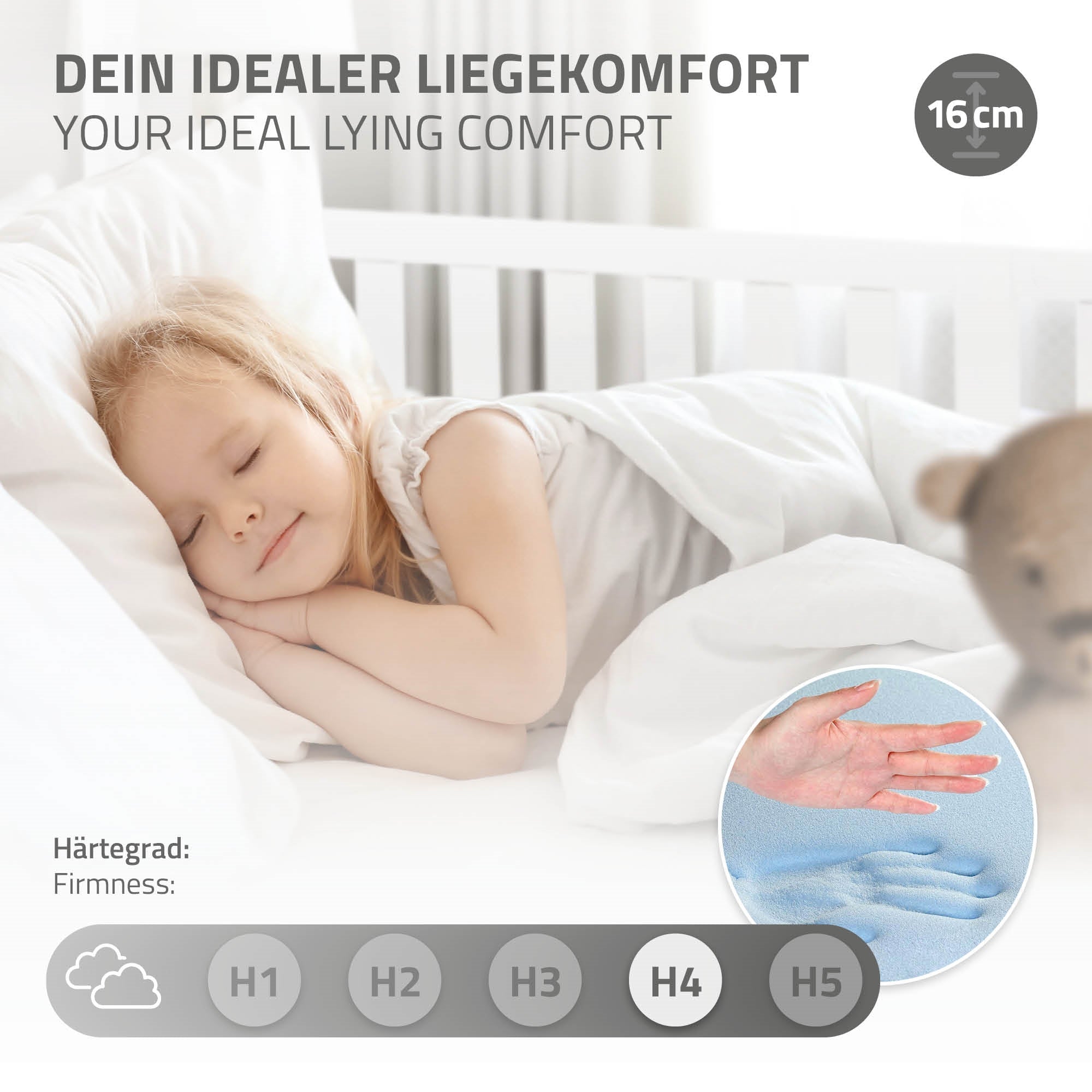 Ein schlafendes Kind auf einem Bett mit Kissen und Decke.