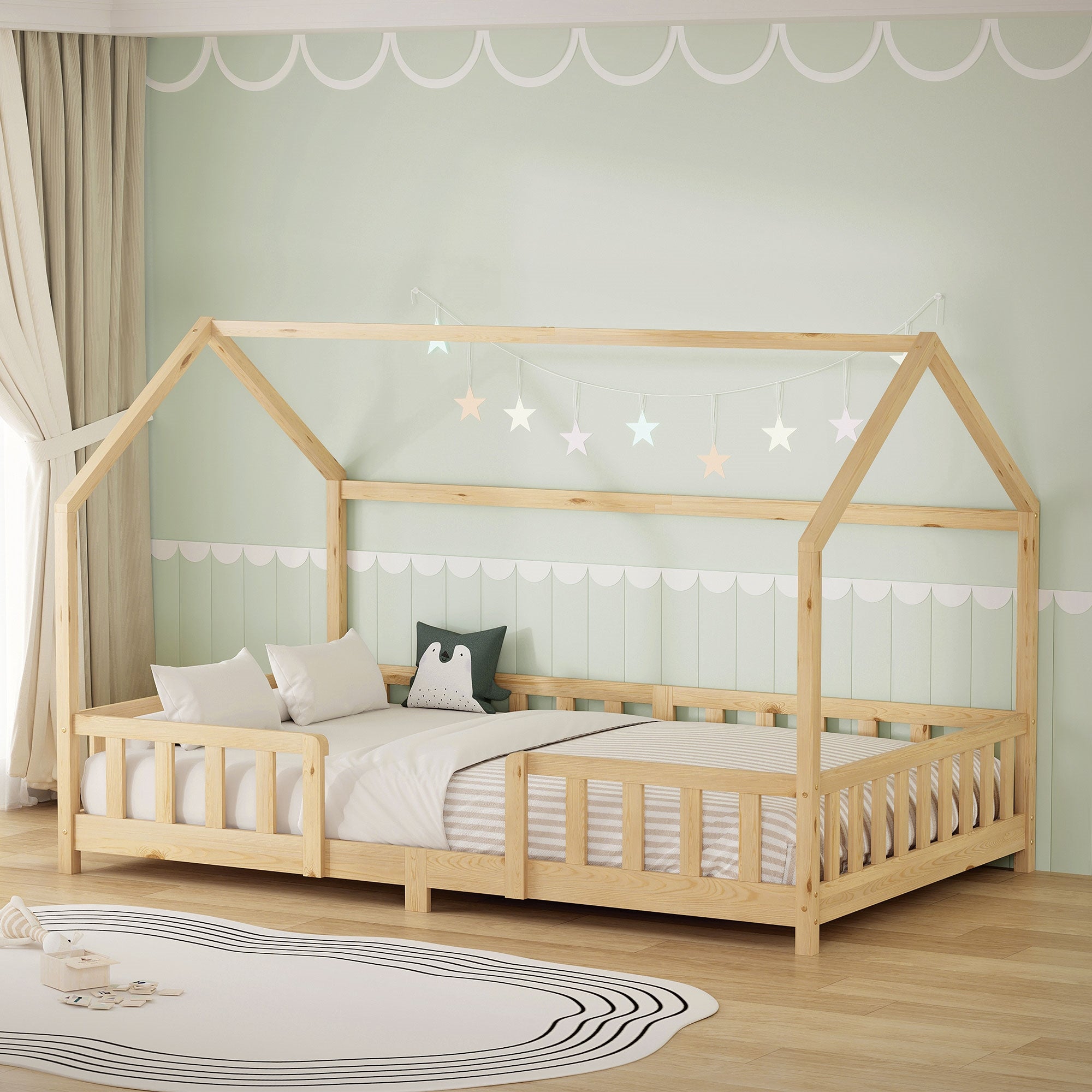 Kinderbett im Raum mit Dekoration, Kissen und Teppich.