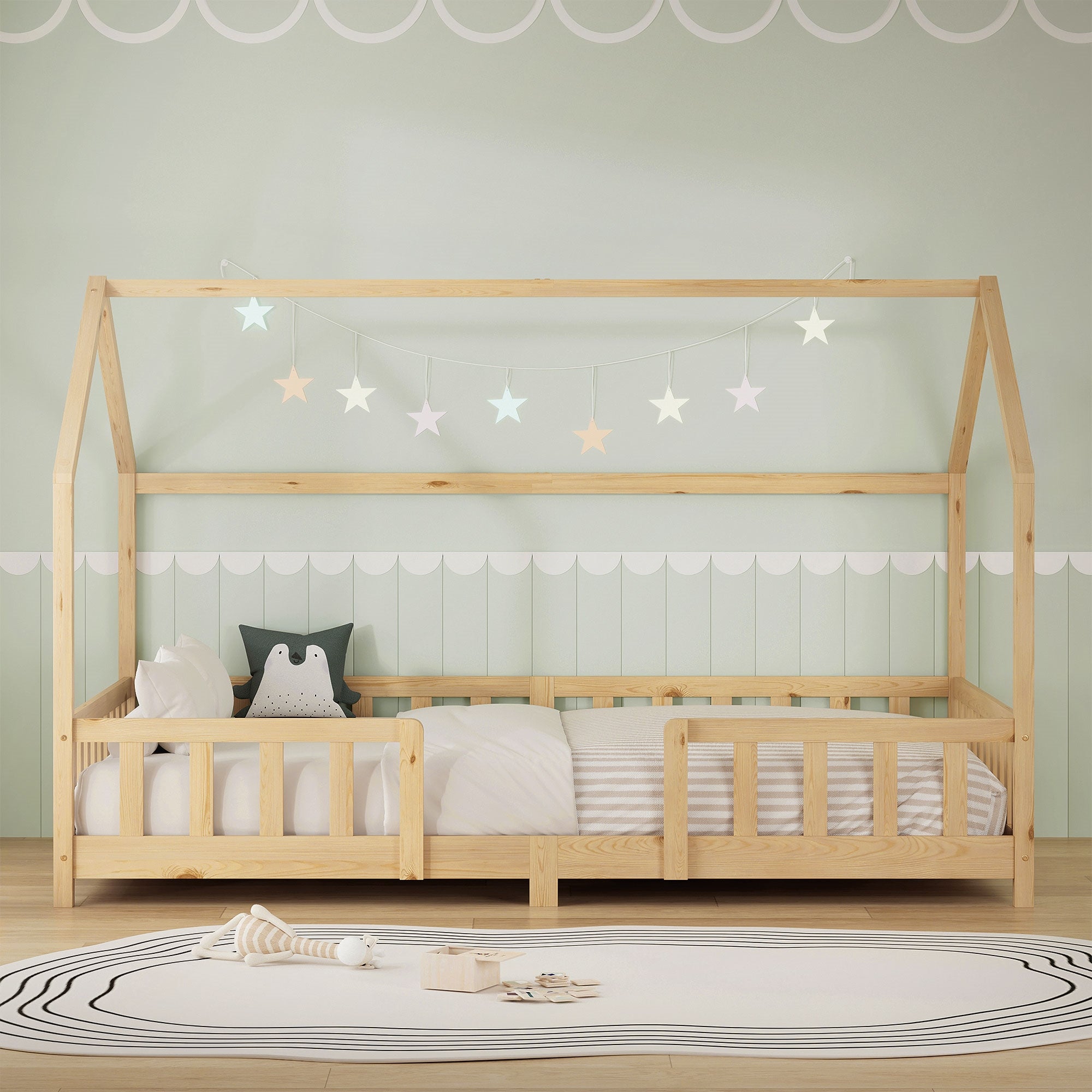 Holz-Kinderbett mit Kissen und Decke, dekoriert mit Lichterkette.