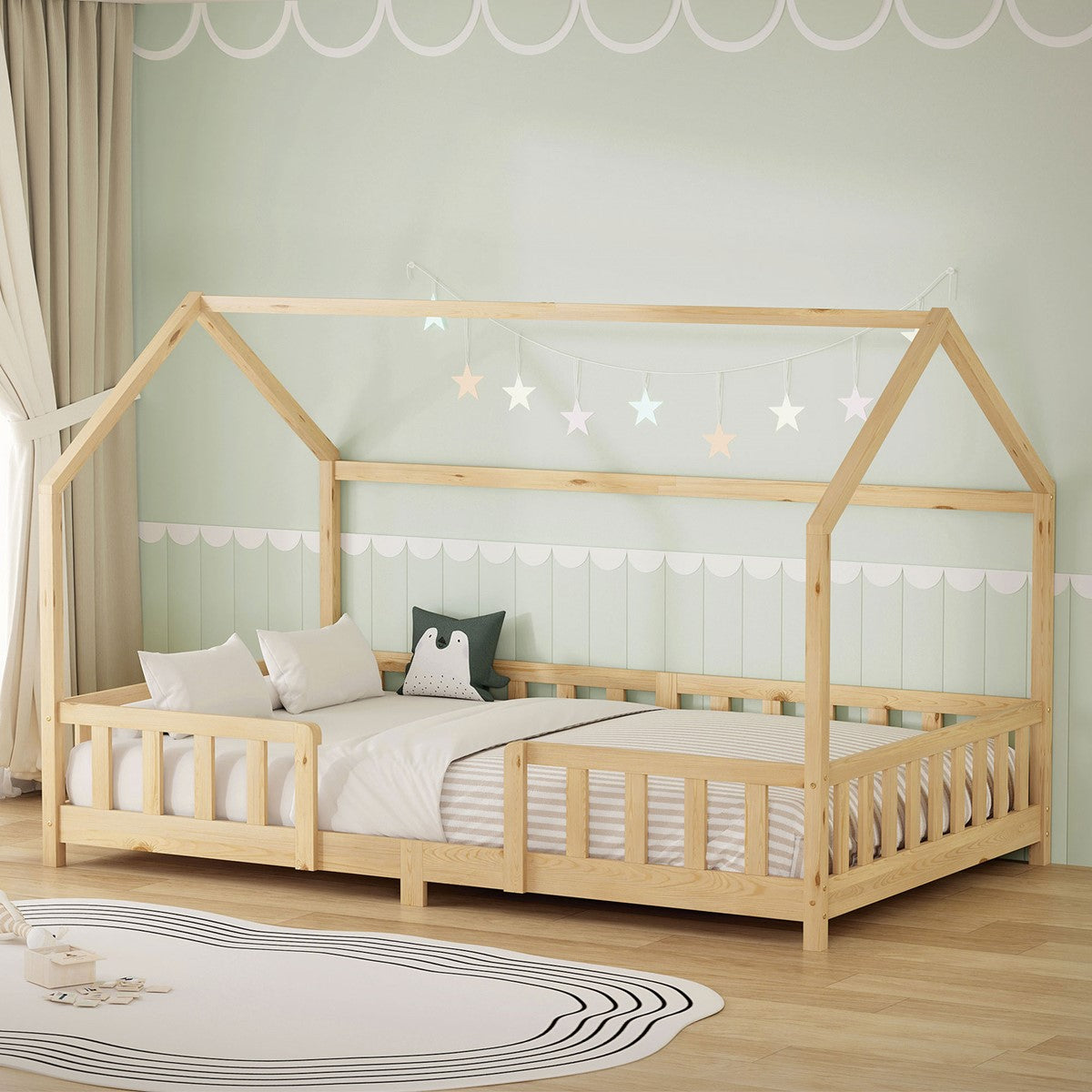 Holz-Kinderbett mit Dach, Kissen und Lichterkette in einem hellen Raum.
