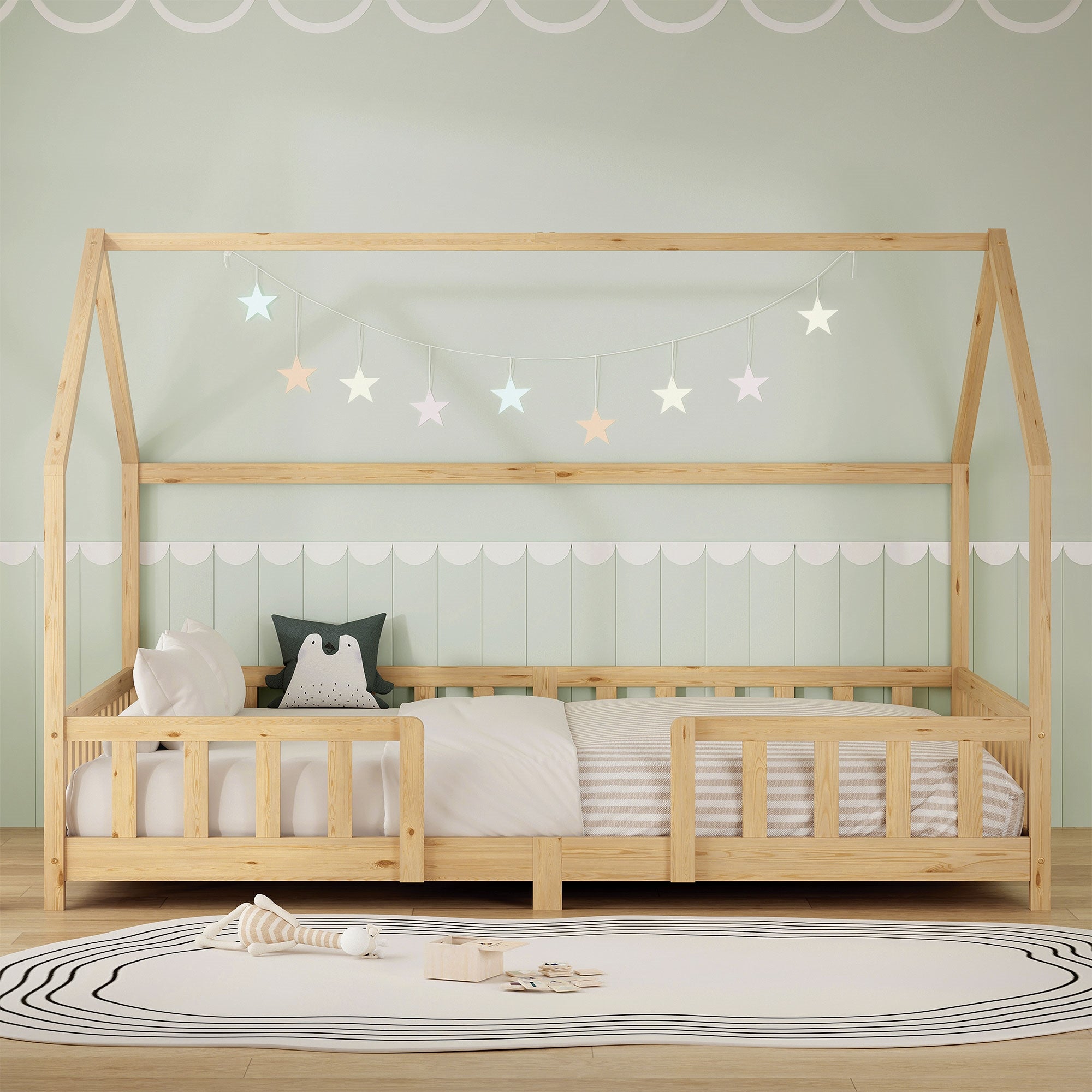 Struttura del letto con decorazione, cuscini e catena di luci in una cameretta.