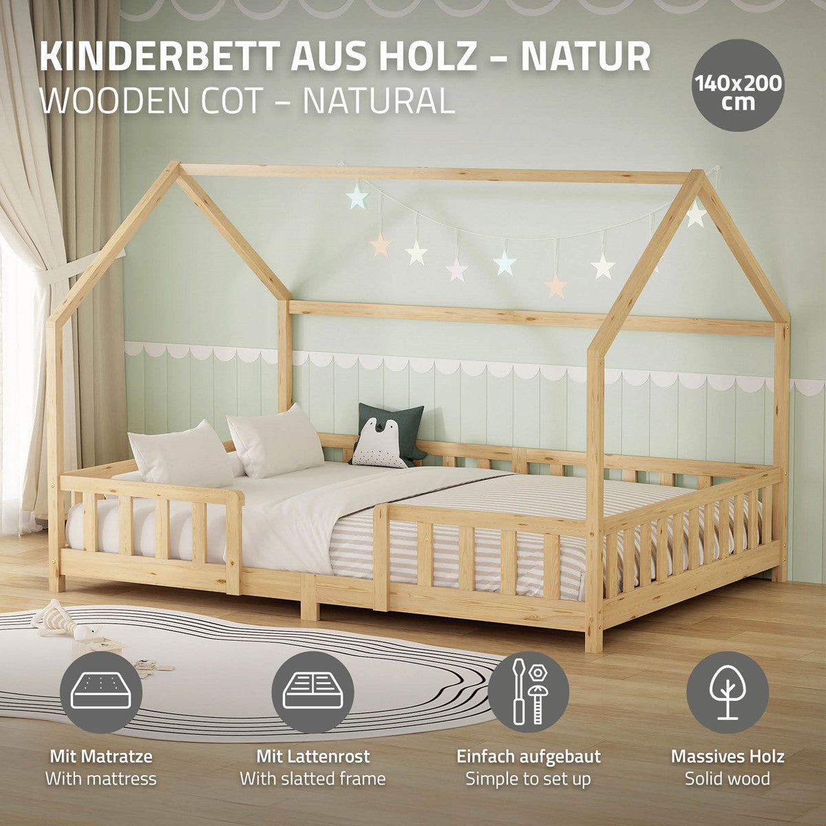 Cama infantil de madera en color natural, con somier de láminas y colchón.
