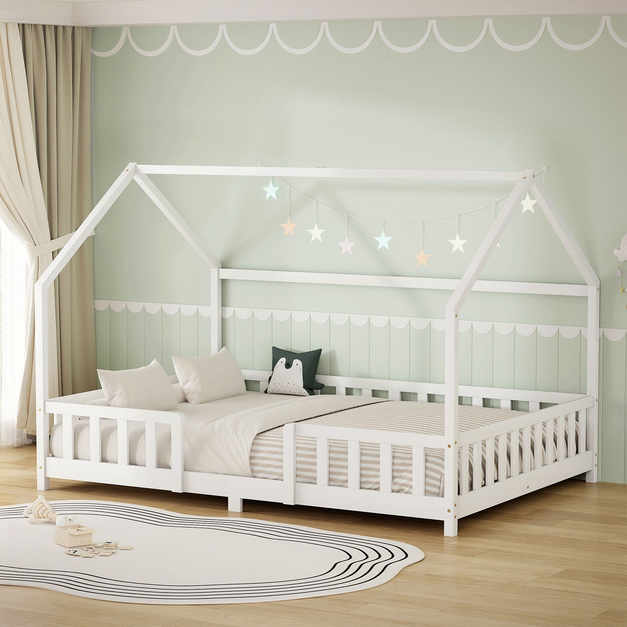 Cama infantil blanca en estilo escandinavo con luces de estrellas.