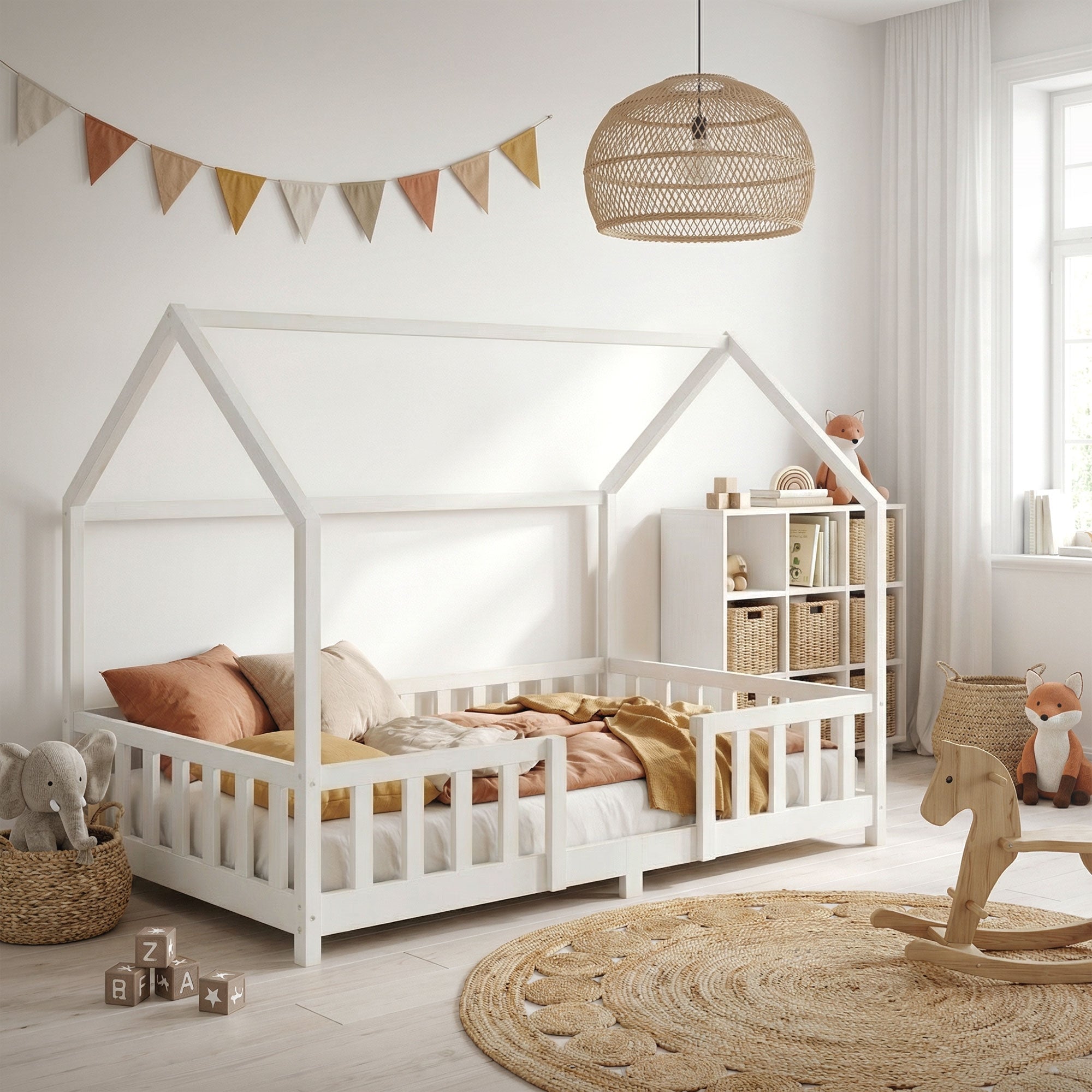 Habitación infantil con una cama infantil de madera blanca y juguetes.