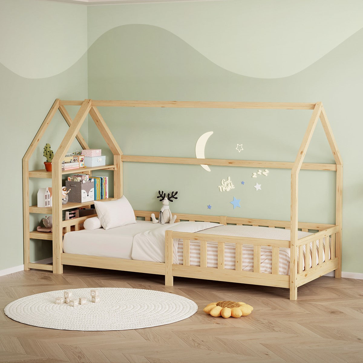 Un letto a forma di casa in legno con scaffale e cuscini su un tappeto in una stanza.