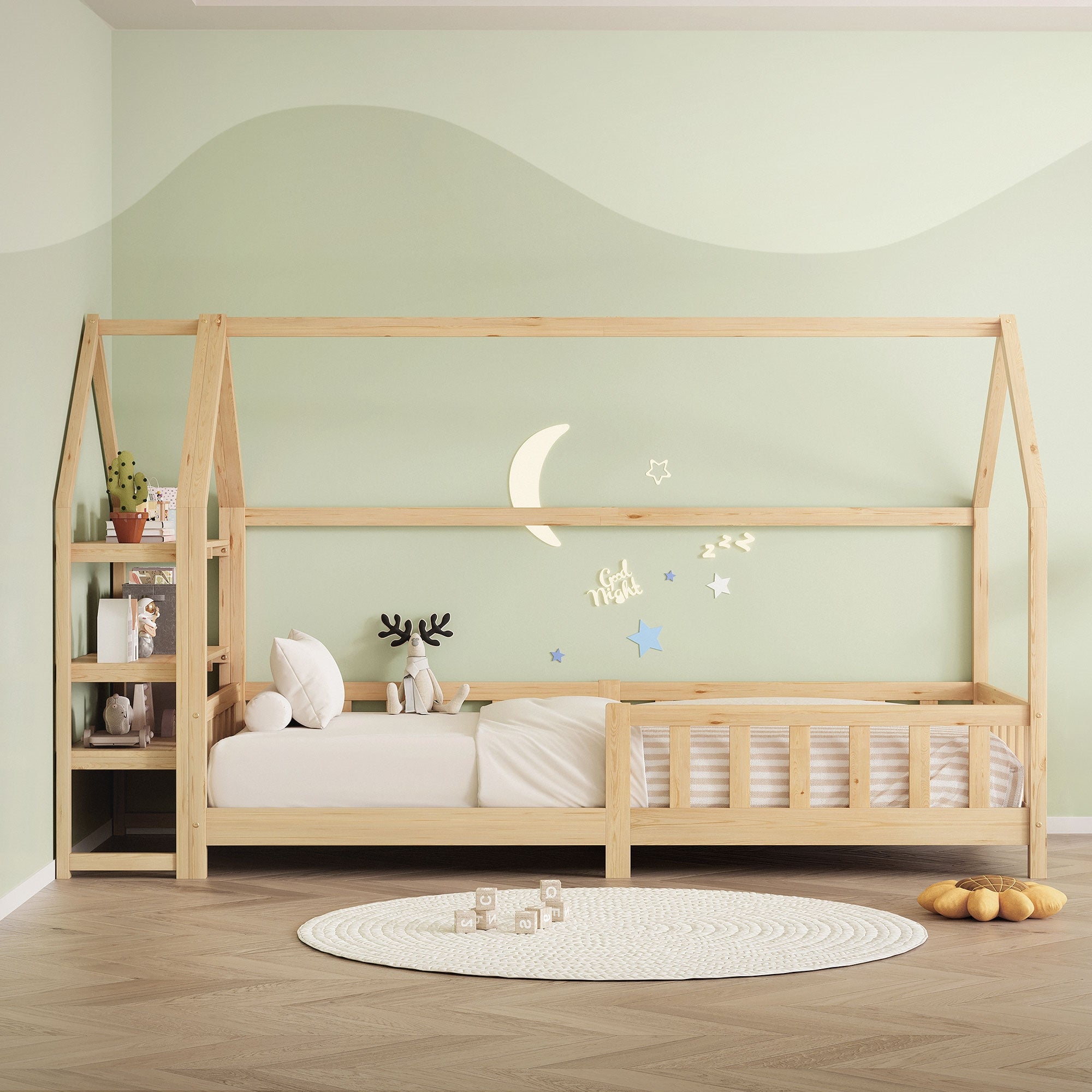 Cama infantil de madera con techo, estante y decoración en la pared.