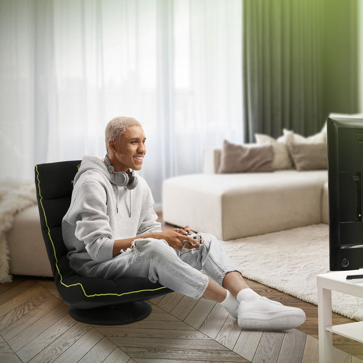 Eine Person sitzt auf einem Gamingstuhl und spielt Videospiele.