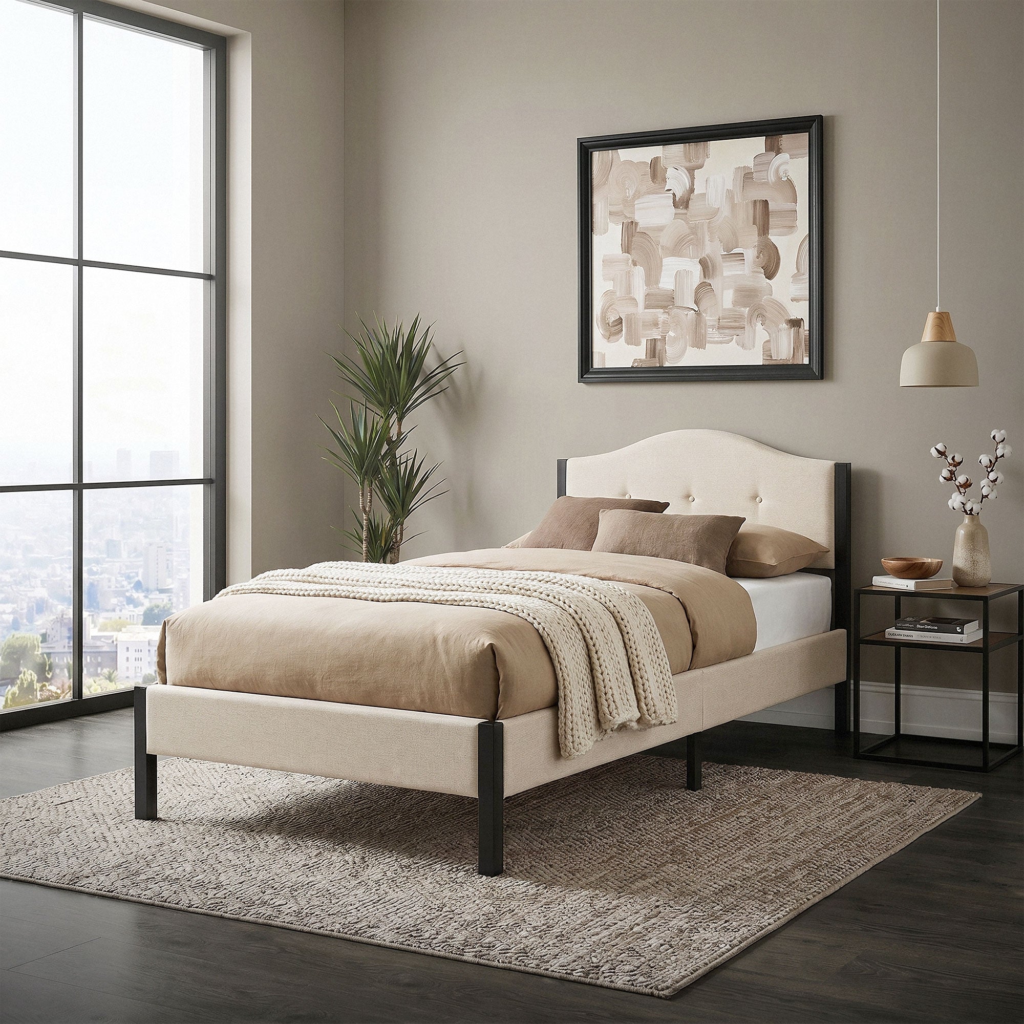 Beige Polsterbett in einem modernen Schlafzimmer mit Fenster und Pflanzen.