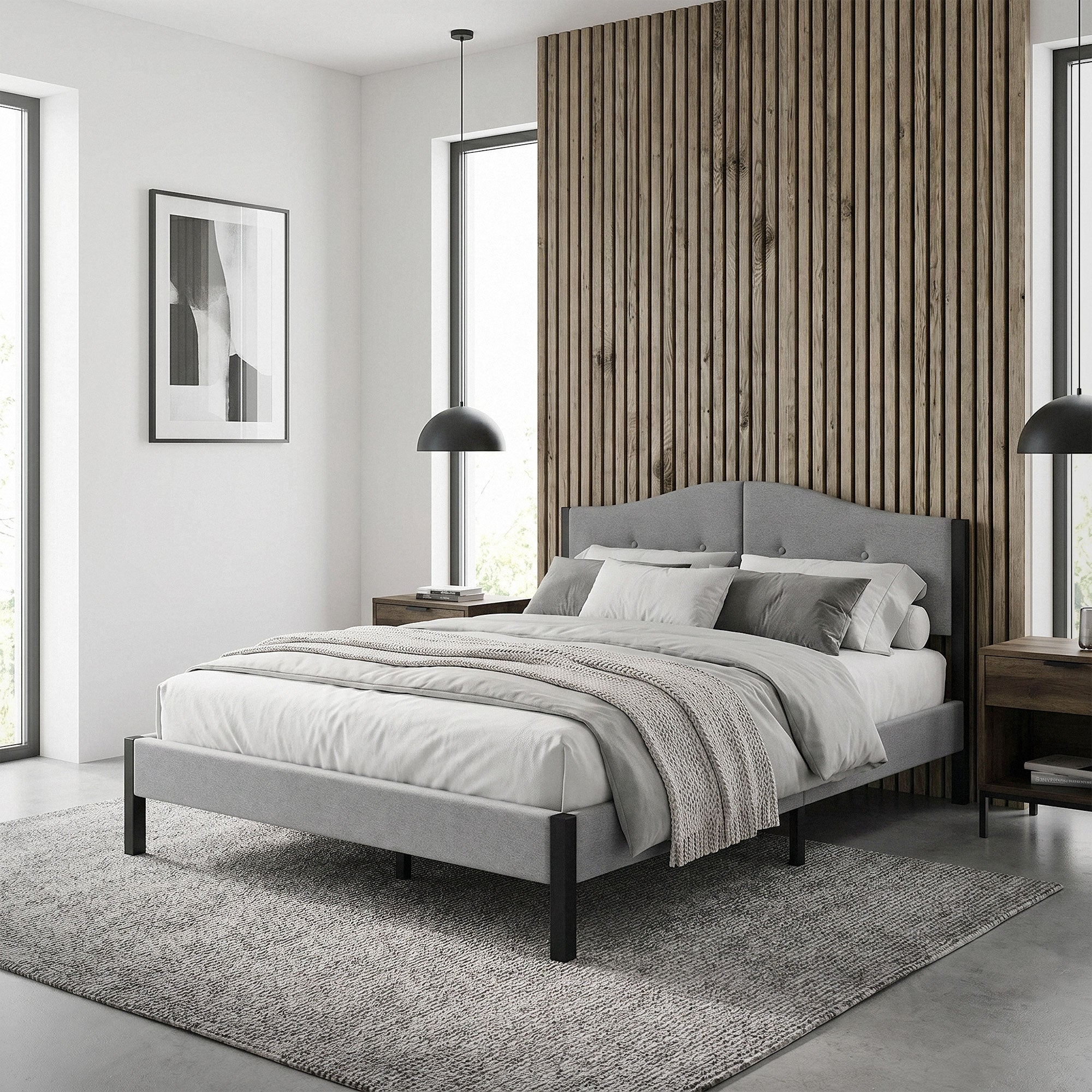Schlafzimmer mit einem grauen Bett, Kissen und einer Holzvertäfelung an der Wand.