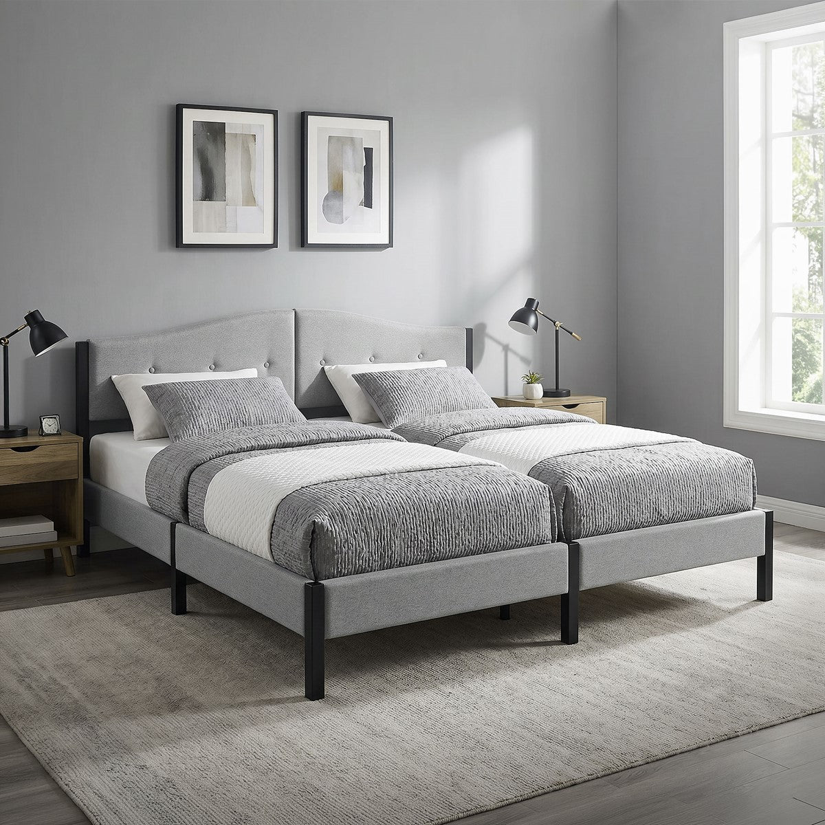 Deux lits simples avec du linge de lit gris dans une chambre moderne.