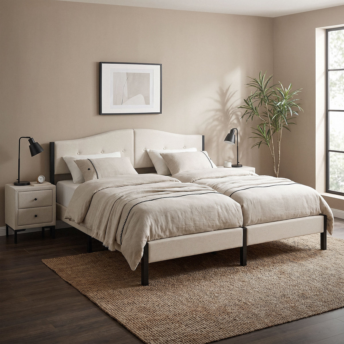 Camera da letto con due letti, comodino e piante sullo sfondo.