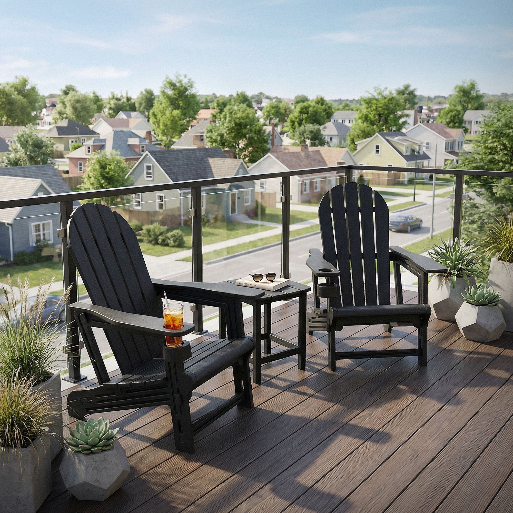To sorte Adirondack-stole på en balkon med udsigt over et boligområde.