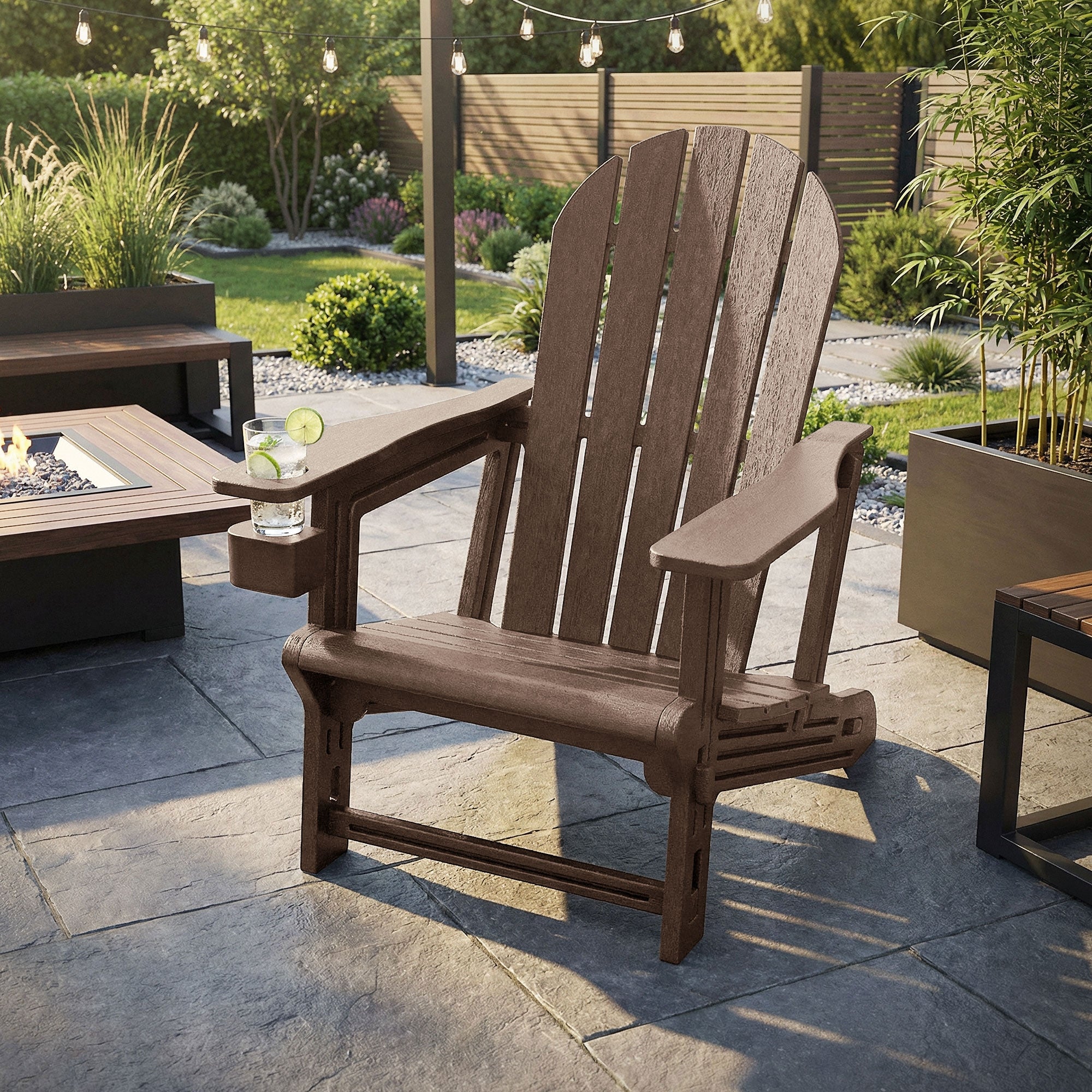 Chaise en bois à l'extérieur avec une boisson sur l'accoudoir.