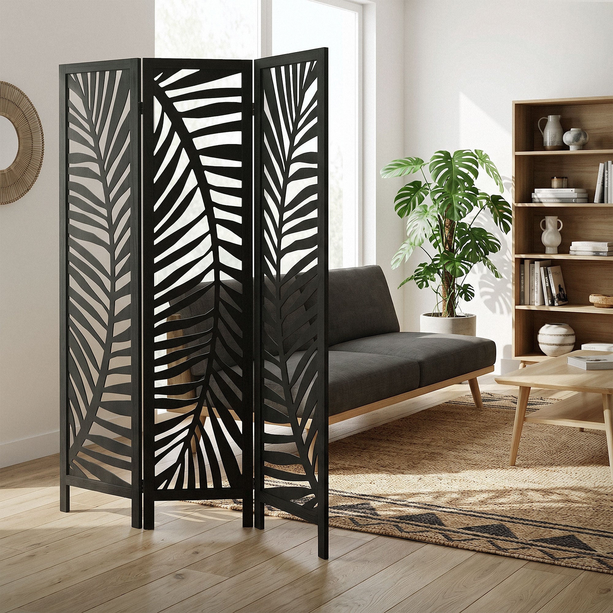Schwarzer Raumteiler mit Blattmuster in einem modernen Wohnzimmer.