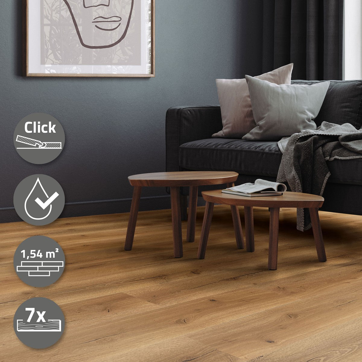 Dwa małe stoliki na podłodze winylowej, w tle sofa i dekoracja ścienna.