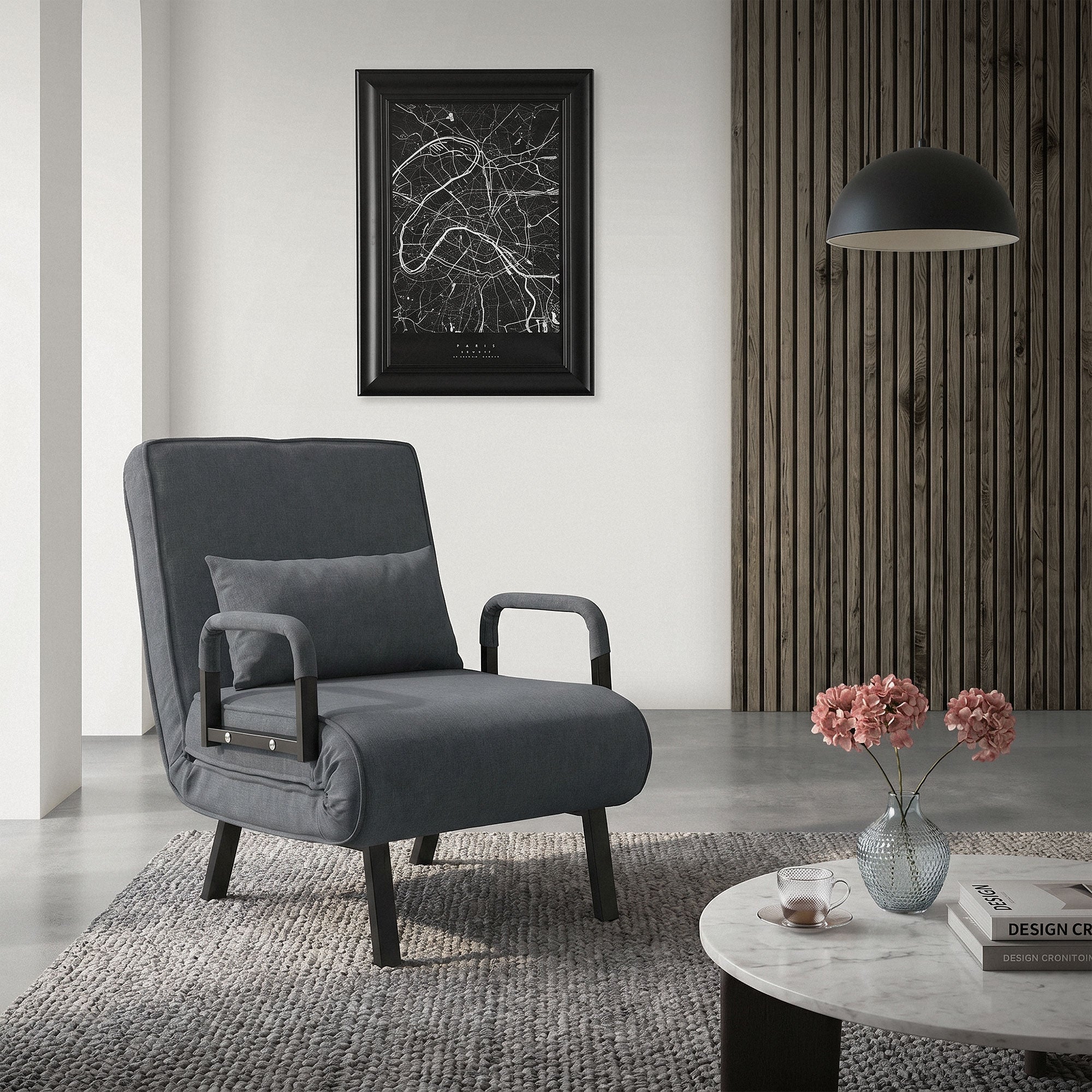Ein grauer Sessel mit Kissen in einem modernen Raum mit Holzverkleidung und einem Bild an der Wand.