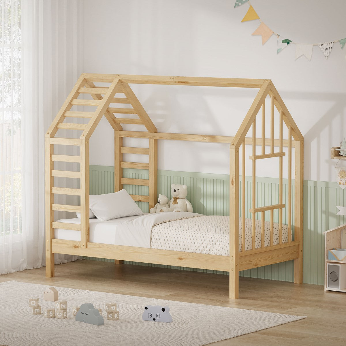 Bettgestell in Hausform aus Kiefernholz im Kinderzimmer mit Spielzeug.