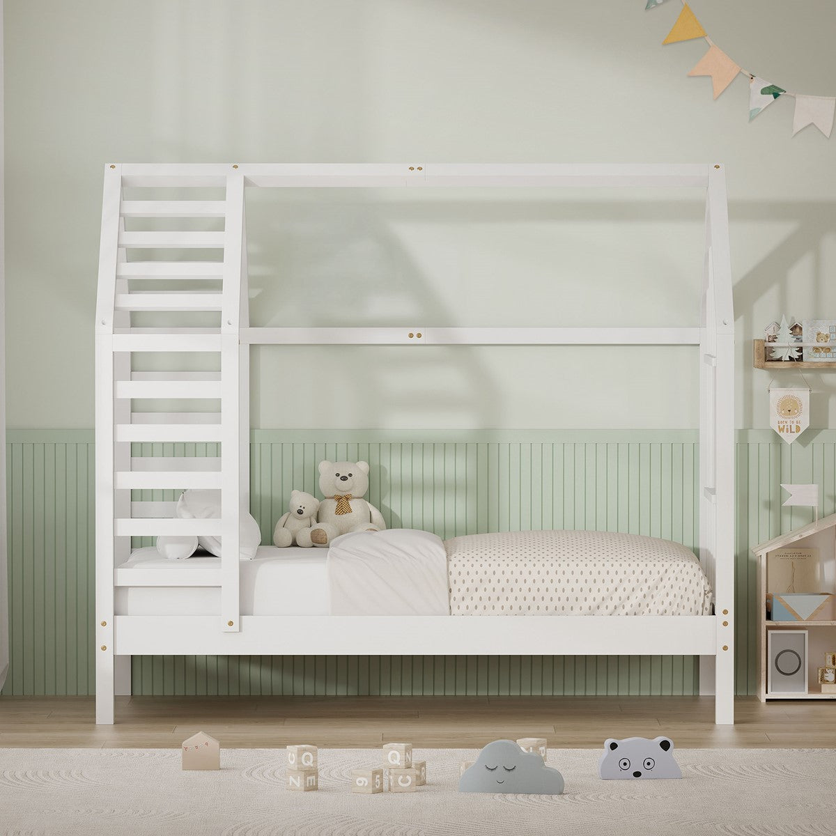 Weißes Kinderbett in Hausform mit Leiter und Spielzeug auf dem Boden.