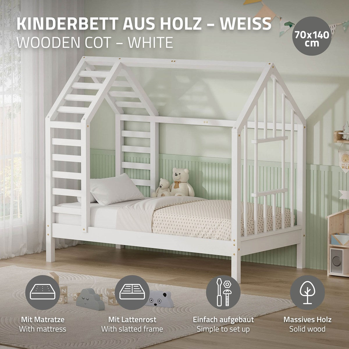 Weißes Kinderbett aus Holz im Hausdesign mit Spielzeug und Matratze.
