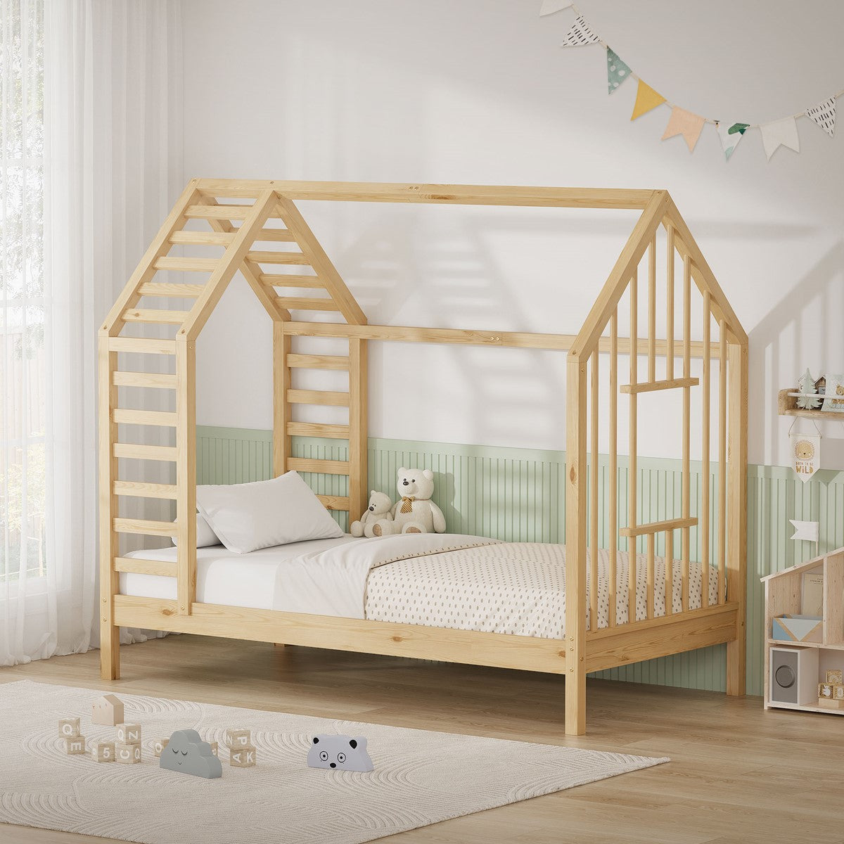 Holz-Kinderbett in Hausform mit Leiter, umgeben von Spielzeug und Dekoration.