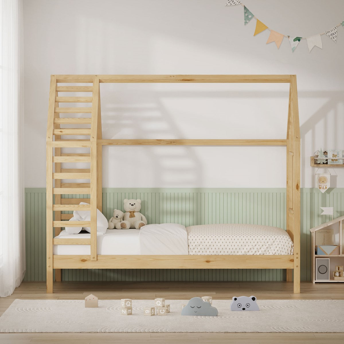 Holz-Hochbett mit Treppe, Kuscheltieren und Spielzeug auf dem Boden.