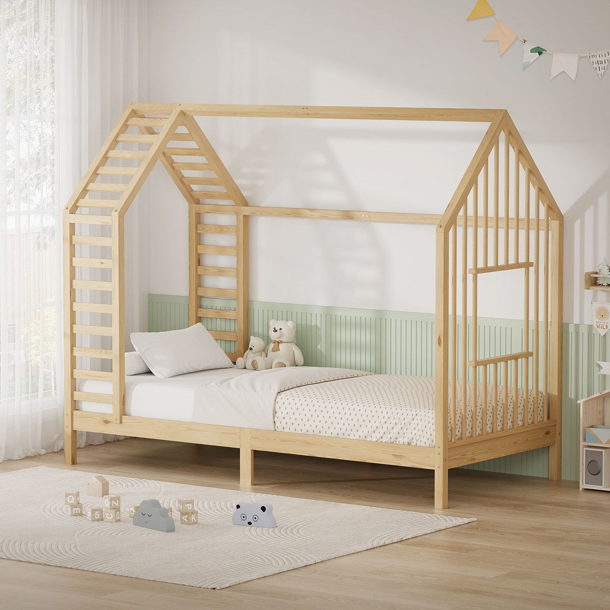 Holz-Kinderbett in Hausform mit Spielzeug und Kissen auf der Matratze.