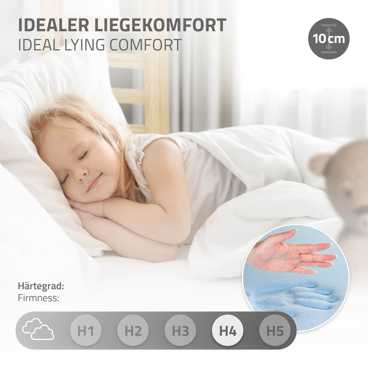 Ein schlafendes Kind auf einem Bett mit Kissen und Decke.