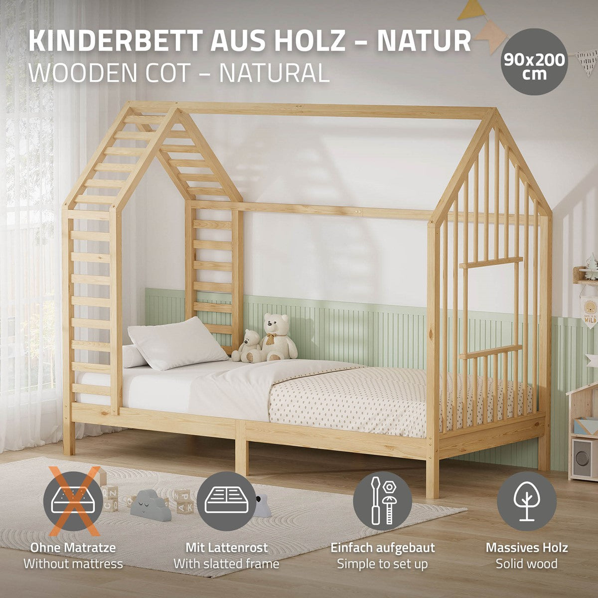 Holz-Kinderbett in Naturfarbe mit Spielzeug und ohne Matratze.