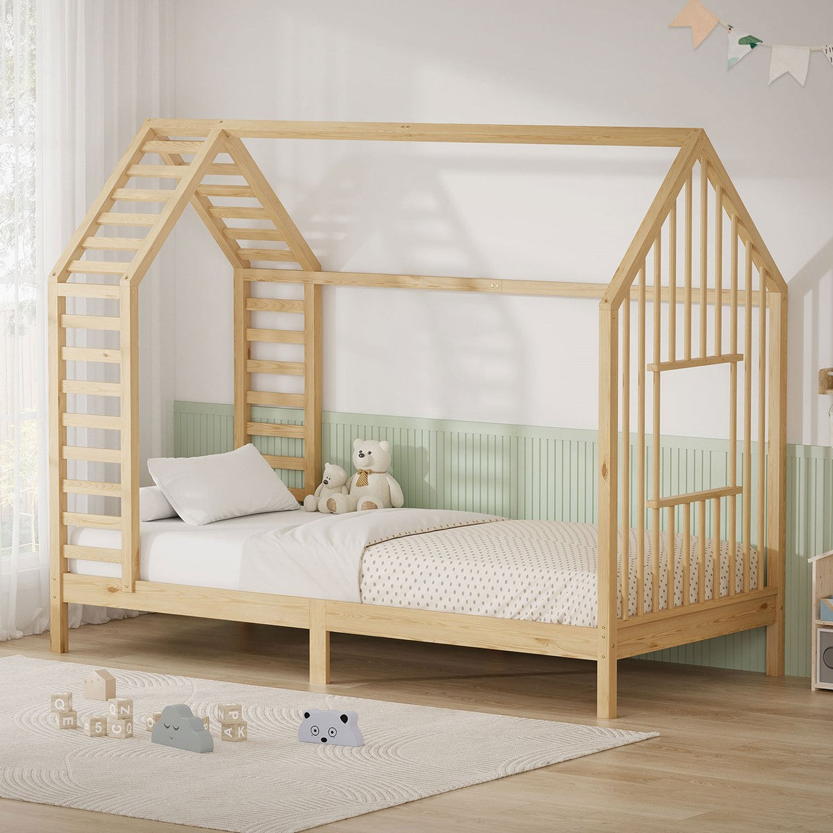 Cama de madeira em forma de casa com brinquedos e almofadas no colchão.
