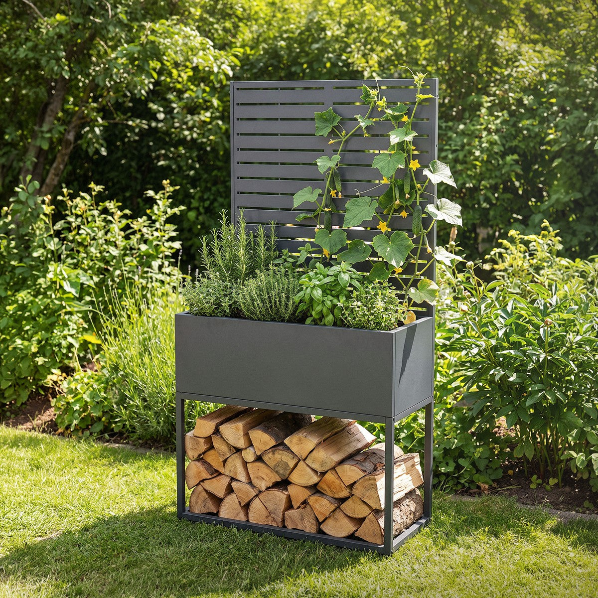 Ein Pflanzkasten mit Holzlager und Pflanzen im Garten.
