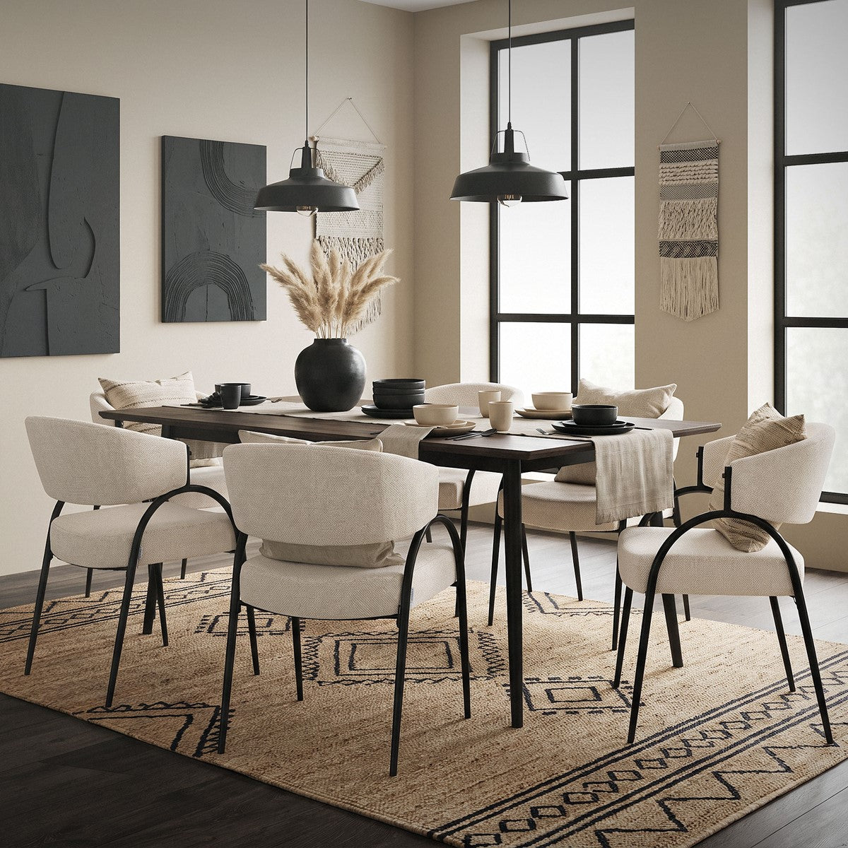 Beige Stühle um einen gedeckten Holztisch in einem Esszimmer mit großem Teppich und Hängelampen.
