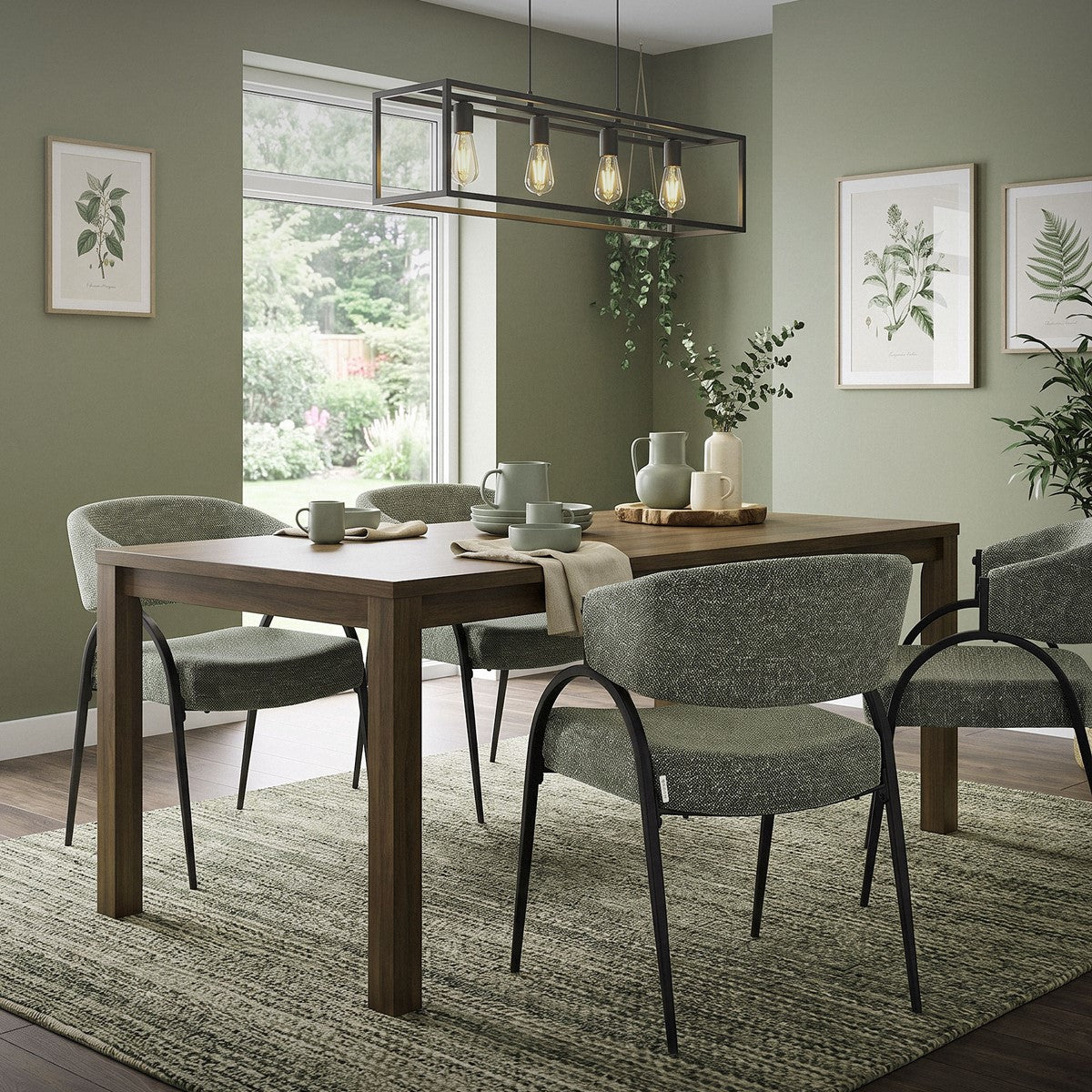 Esszimmer mit Holztisch, vier gepolsterten Stühlen, Geschirr und einer rechteckigen Pendelleuchte.