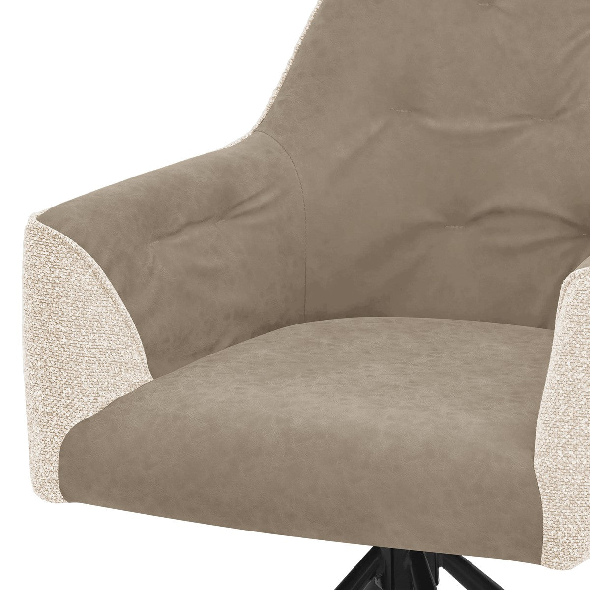 Gros plan d’un fauteuil rembourré beige avec une assise rembourrée et des accoudoirs à la texture claire.