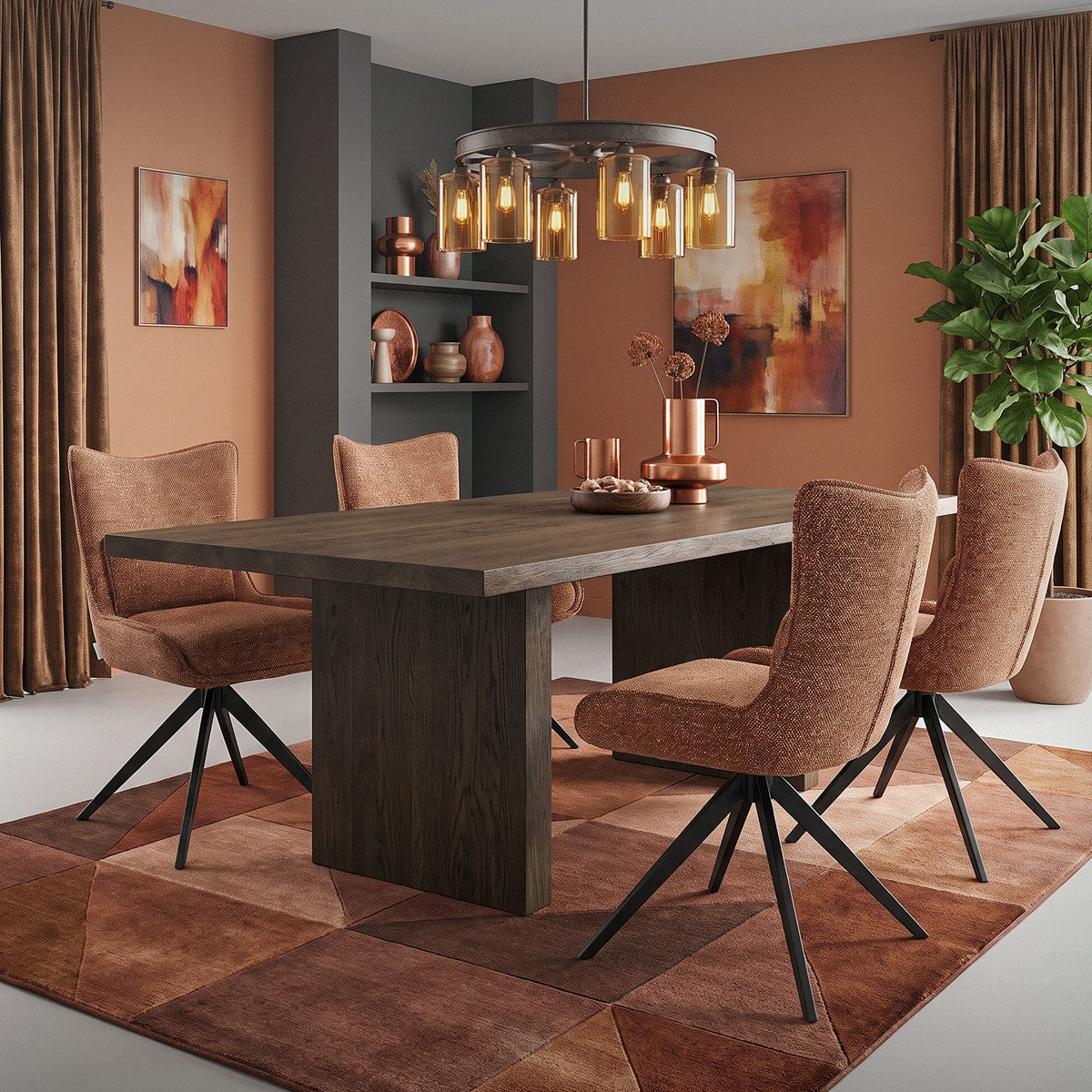Esszimmer mit dunklem Holztisch, vier braun bezogenen Stühlen und einer Hängeleuchte.