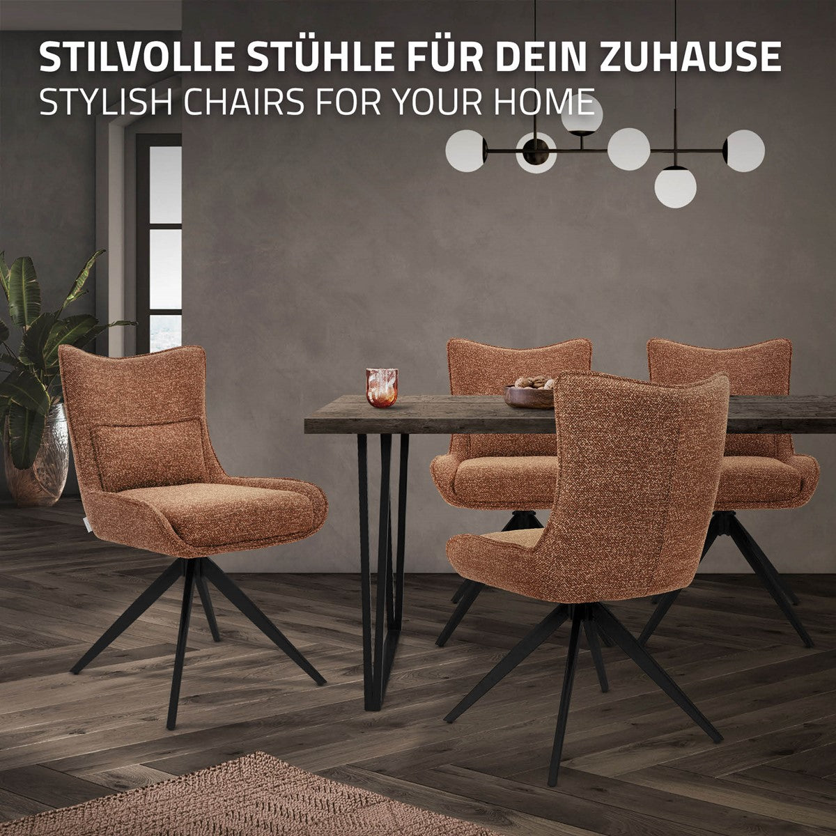Drei braune Polsterstühle mit schwarzen Fußkreuzen um einen Esstisch in einem Wohnraum.