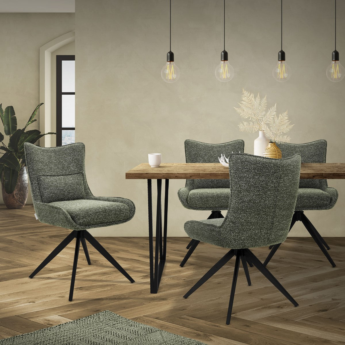 Mehrere graue Polsterstühle stehen um einen rechteckigen Holztisch in einem Esszimmer mit Holzfußboden und Pendelleuchten.