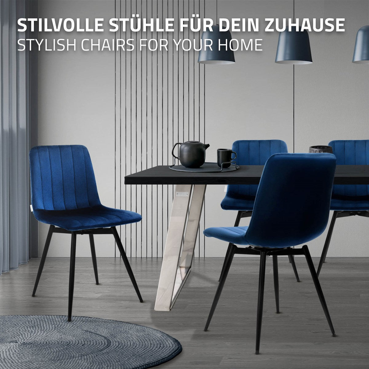 Drie blauwe gestoffeerde stoelen met zwarte poten aan een eettafel; erboven staat „Stijlvolle stoelen voor je huis”.