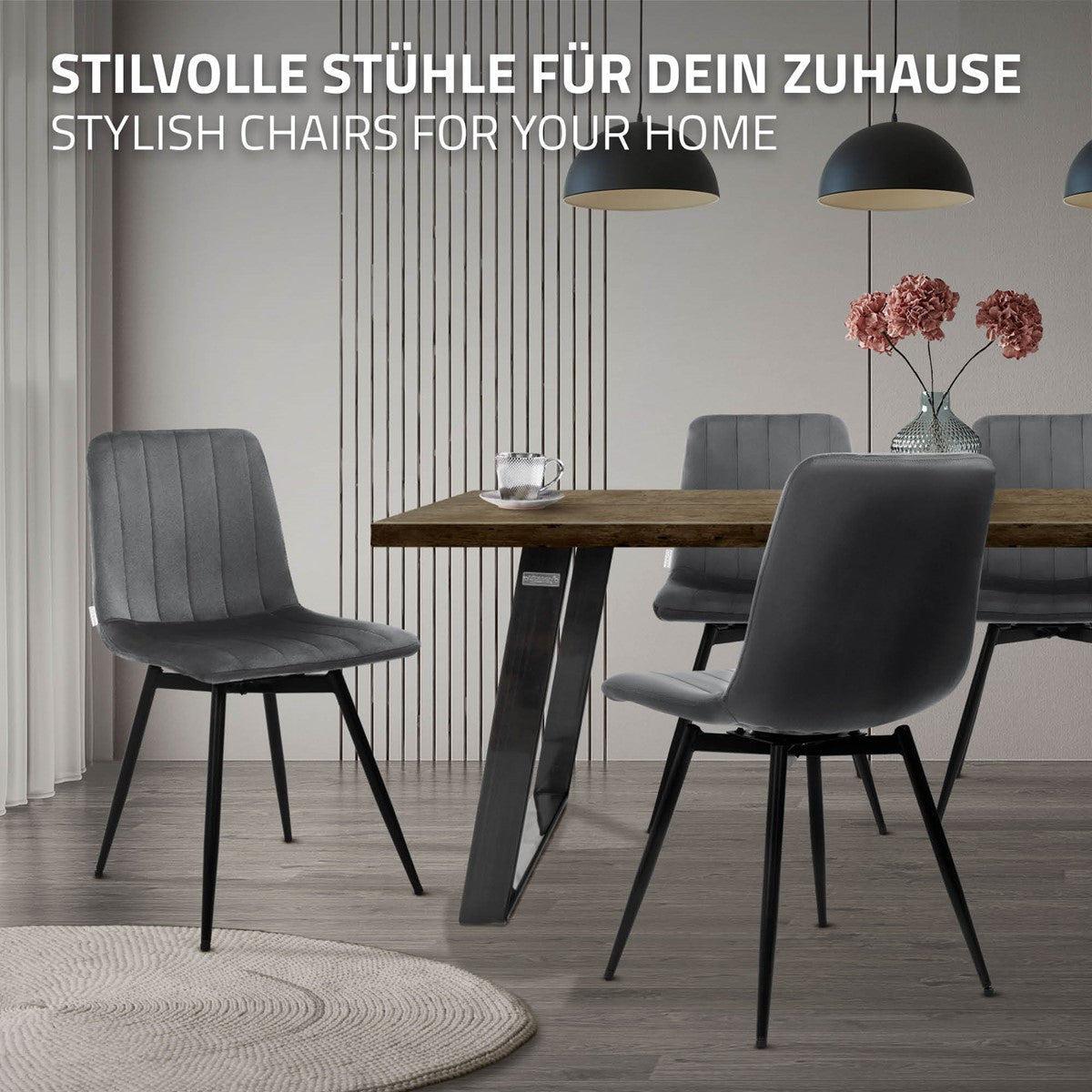 Grijze eetkamerstoelen met zwarte poten aan een houten tafel in een ingerichte eetkamer.
