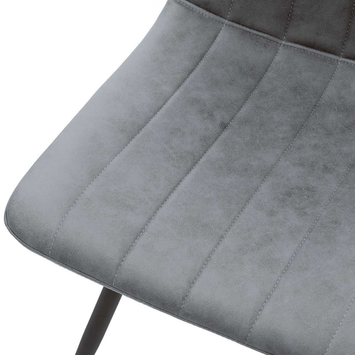 Close-up van een grijze, in de lengte doorgestikte stoelbekleding met een zwart stoelpootje.
