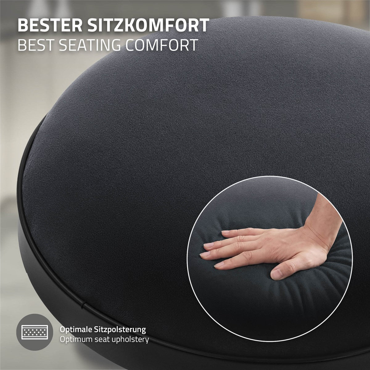 Nahaufnahme eines dunklen, gepolsterten Sitzkissens; ein Detailkreis zeigt eine Hand, die das Kissen eindrückt.