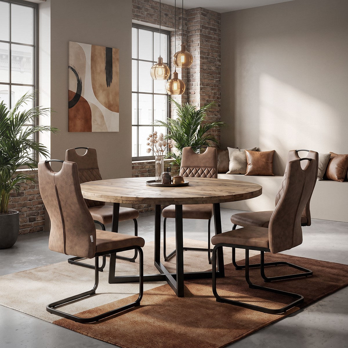 Esszimmer mit rundem Holztisch, vier braunen Freischwingerstühlen, Pflanzen und Pendelleuchten.
