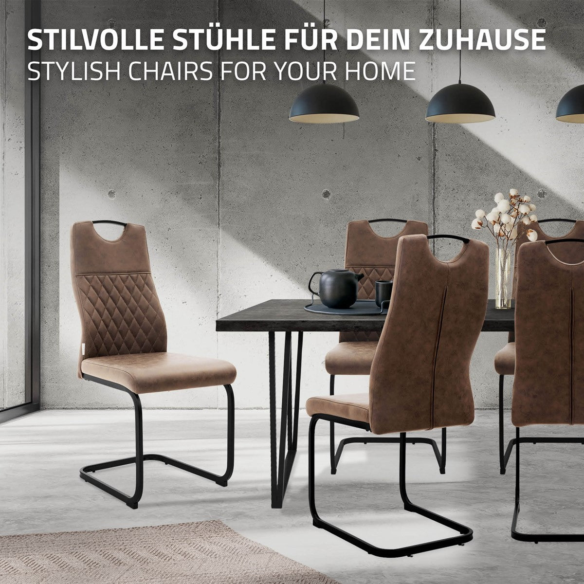 Braune Esszimmerstühle mit schwarzen Kufengestellen stehen um einen Tisch in einem modernen Raum.